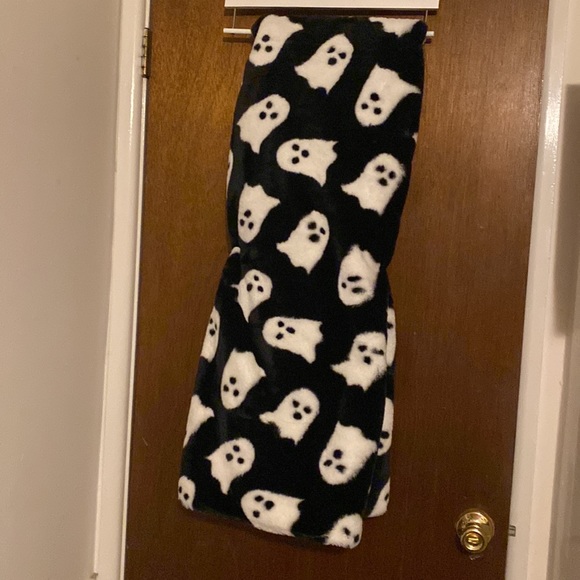 NWT Storehouse Ghost Blanket - Picture 2 of 5